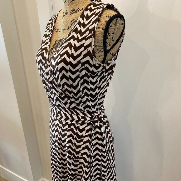 YVOS FAUX WRAP SUNDRESS IN BROWN WITH OFF WHITE CHEVRON PRINT SIZE SMALL - Picture 3 of 12